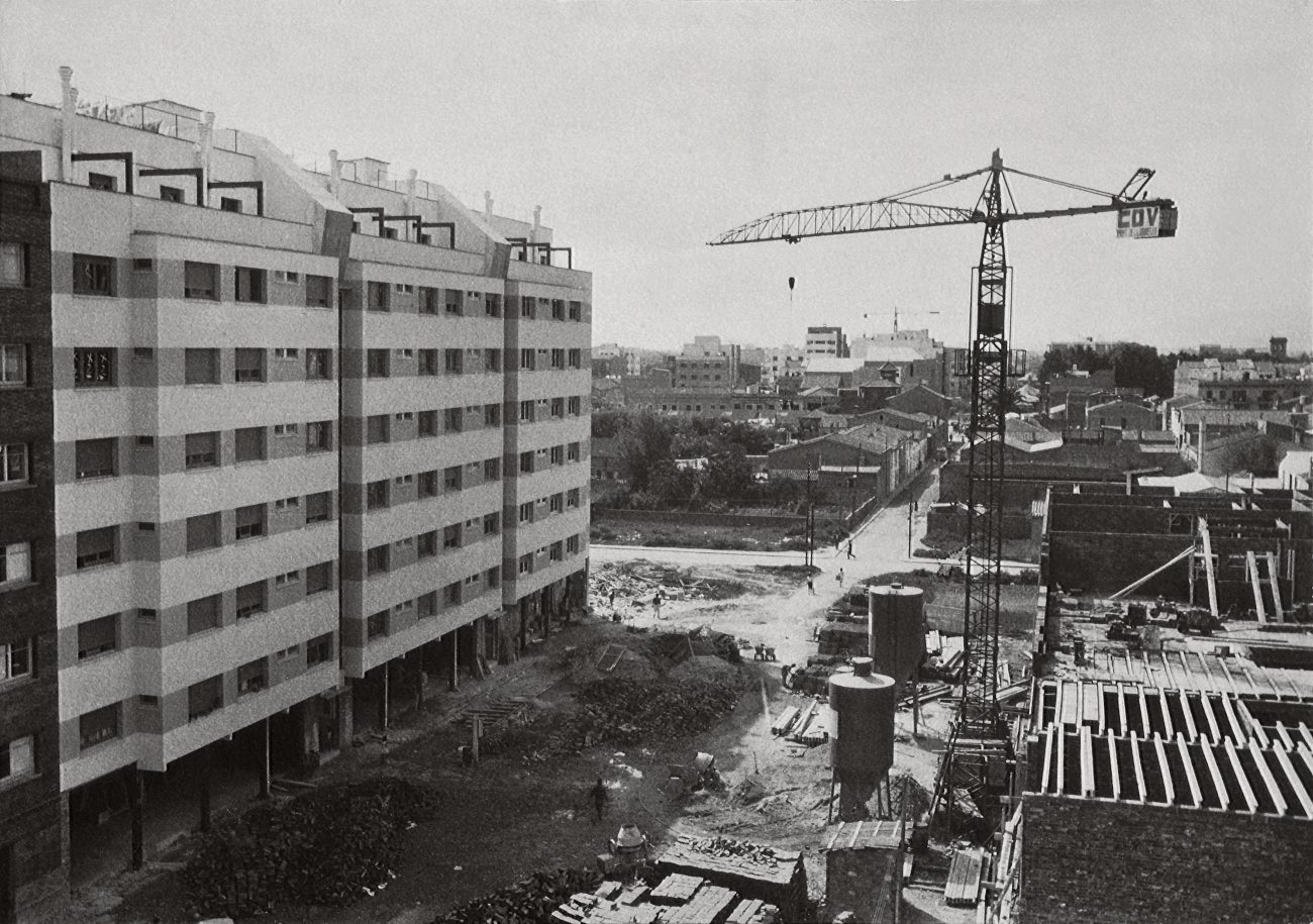 Se inicia la construcción de la Residencia y del Bloque Correos.